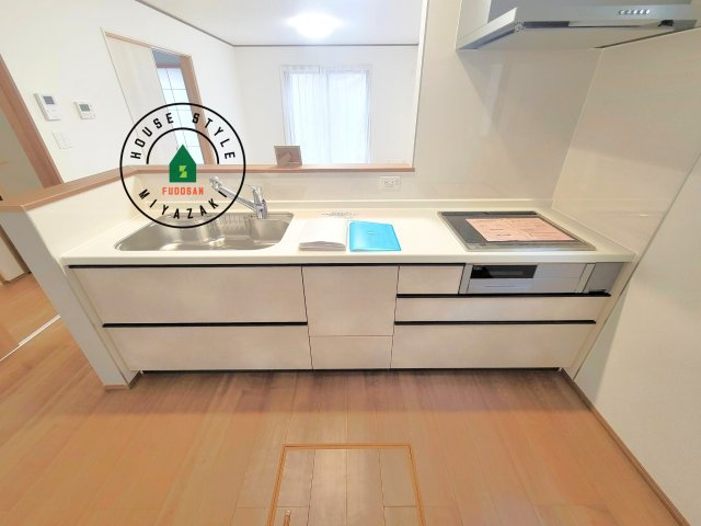 宮崎市永楽町95番　(1号棟)の内観：施工例|ダイニングテーブルへの配膳がラクラク、お料理はかどるカウンター付きシステムキッチン！