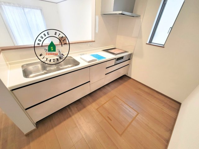 宮崎市永楽町95番　(1号棟)の内観：施工例|明るいキッチン作業スペースを多くとりました。ご夫婦でキッチンに立っても調理がしやすい広さです。食器類もすっきりと片付く収納は魅力的です。