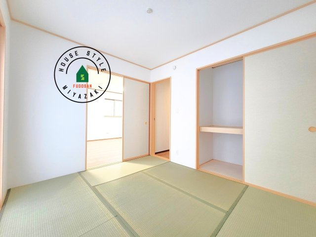 宮崎市永楽町95番　(1号棟)の内観：施工例|和室を上手に活用すると暮らし方の幅が広がります。例えば普段は開け放して、子供の小さいうちはお昼寝や遊びのスペースに。畳はソフトなので転んでもケガをしにくく安心です