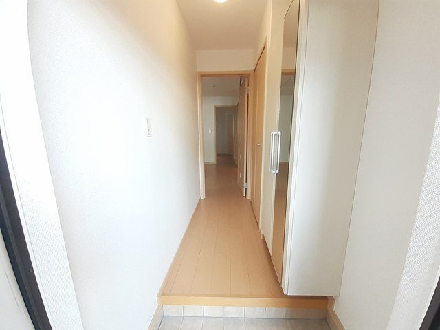 シャン・ド・フルール五社の玄関|明るい玄関です