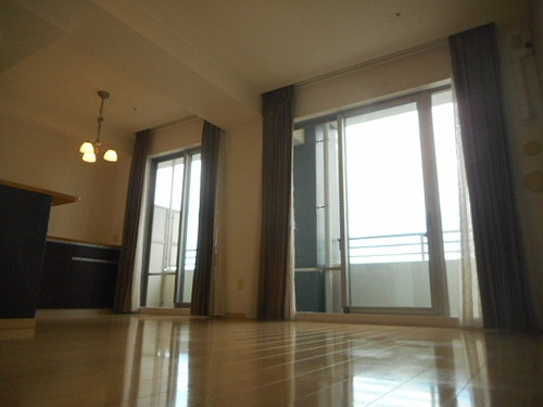 ライオンズタワー神戸旧居留地の居間・リビング|ＬＤＫ約１７．１畳　※前回募集時／２０２３年９月の写真