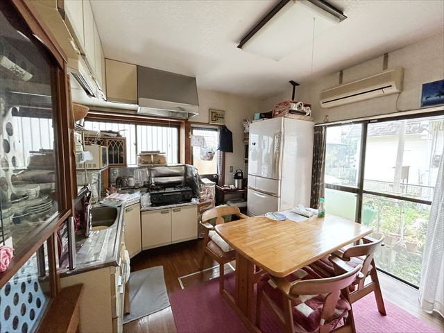 スーパーまで徒歩2分 利便性の良い平坦地の戸建てのキッチン|勝手口のある明るいキッチン
