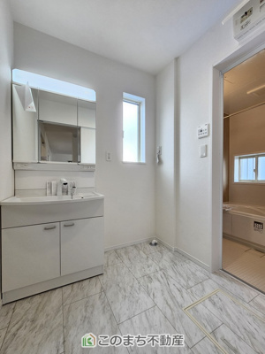 【洗面所】 | ハートフルタウン宇都宮市今泉町2541番　B号棟 | シャンプードレッサーで朝の身支度♪伸びるホースでお掃除も簡単清潔です！