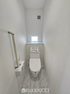 【トイレ】 | ハートフルタウン宇都宮市今泉町2541番　B号棟 | 小窓から換気ができて清潔なトイレスペース☆