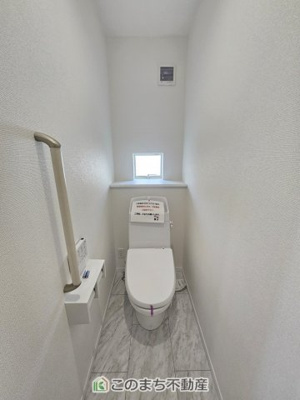 【トイレ】 | ハートフルタウン宇都宮市今泉町2541番　B号棟 | 小窓から換気ができて清潔なトイレスペース☆