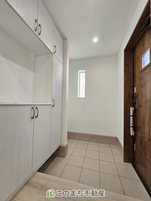 【玄関】 | ハートフルタウン宇都宮市今泉町2541番　B号棟 | 広々とした玄関スペース♪たくさんの靴を収納できる下駄箱もございます。