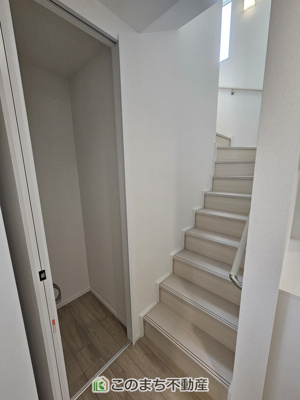 【内装】 | ハートフルタウン宇都宮市今泉町2541番　B号棟 | 手すり付きで小さなお子様にも安心の階段スペースです☆