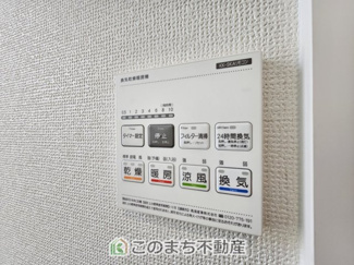 【設備】 | ハートフルタウン宇都宮市今泉町2541番　B号棟 | 雨の日や湿気の多い梅雨時期など、洗濯物が乾き難い時期に重宝する浴室換気乾燥機。乾燥機能だけではなく、冬場の浴室内の寒暖差を緩和する暖房機能も標準装備。ヒートショック対策に一役買います。