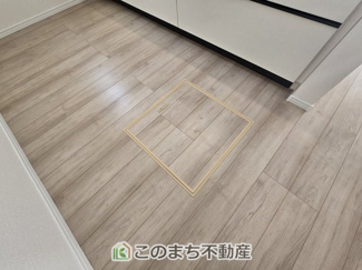 【キッチン】 | ハートフルタウン宇都宮市今泉町2541番　B号棟 | 床下収納は意外と容量があり、日常のストックにも大活躍です♪