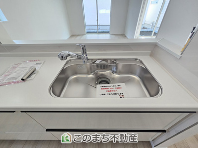 【キッチン】 | ハートフルタウン宇都宮市今泉町2541番　B号棟 | キッチンには浄水器を標準装備。最近は水を飲むという場面以外にも料理で使用したり、野菜を洗う場合もキレイな水で洗いたいという人が増えてきています！赤ちゃんのミルク用としても重宝いただけます。