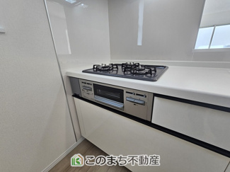 【キッチン】 | ハートフルタウン宇都宮市今泉町2541番　B号棟 | 三ツ口コンロ採用で、同時調理もスムーズ◎！お料理を並べられるカウンター付きで、配膳・片付けをサポート！リビングで過ごすご家族とコミュニケーションを楽しみながら作業可能です♪