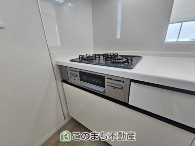 【キッチン】 | ハートフルタウン宇都宮市今泉町2541番　B号棟 | 三ツ口コンロ採用で、同時調理もスムーズ◎！お料理を並べられるカウンター付きで、配膳・片付けをサポート！リビングで過ごすご家族とコミュニケーションを楽しみながら作業可能です♪