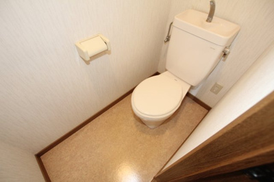 【トイレ】 | メゾン・ポレール日田A棟 | コンパクトで使いやすいトイレです
201号室　2018/11/29撮影