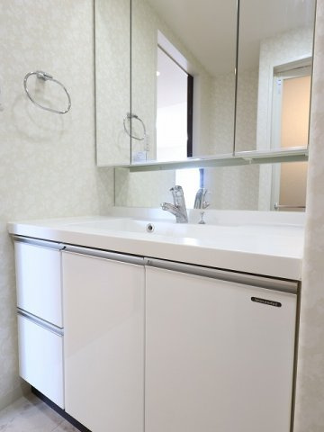 アルファステイツ大学病院通りの洗面所|三面鏡タイプの洗面台です。
鏡裏に収納も出来るため、水回りも清潔に保てますね♪