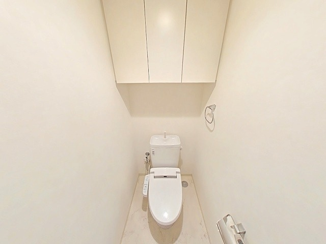 アルファステイツ大学病院通りのトイレ|トイレ用品の収納スペースが備わっております♪