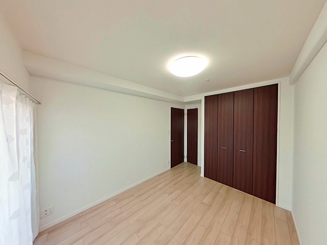 アルファステイツ大学病院通りの洋室|北西側約6.0帖の洋室です。