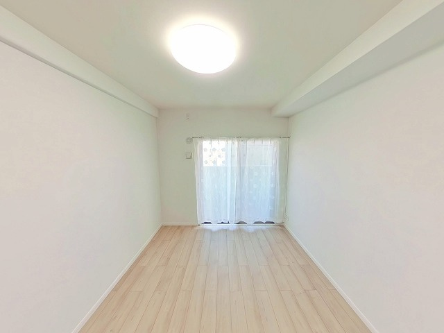 アルファステイツ大学病院通りの洋室|南東側約6.0帖の洋室です。バルコニーに出入り可能です。