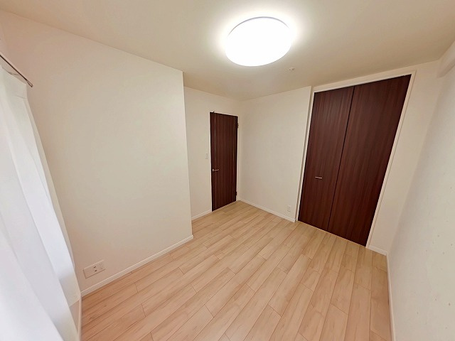 アルファステイツ大学病院通りの洋室|西側約5.0帖の洋室です。