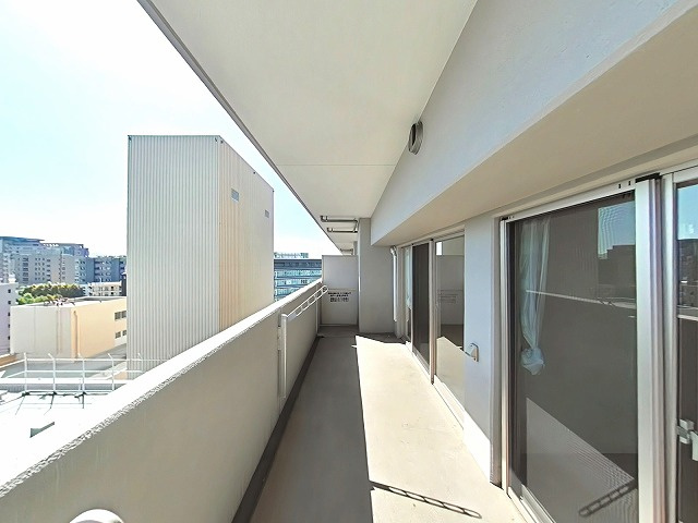 アルファステイツ大学病院通りのバルコニー