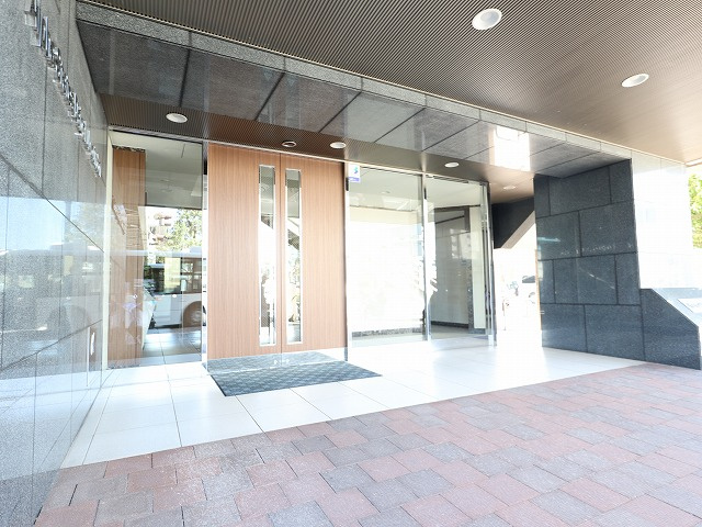 アルファステイツ大学病院通りのエントランス