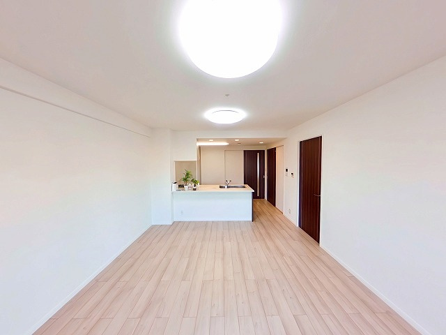 アルファステイツ大学病院通りの居間・リビング|オープンキッチンのため、圧迫感を軽減し、空間にゆとりが生まれます。