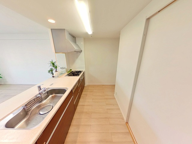 アルファステイツ大学病院通りのキッチン|作業スペースの確保されたキッチンです。
対面式のため家事効率もアップ！