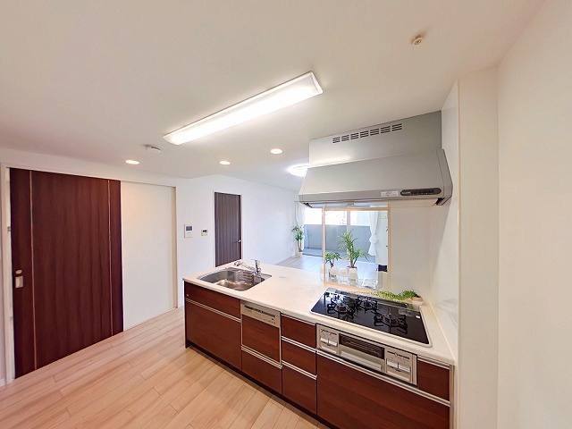 アルファステイツ大学病院通りのキッチン|家族の顔を見ながら家事ができるのも嬉しいポイントです♪