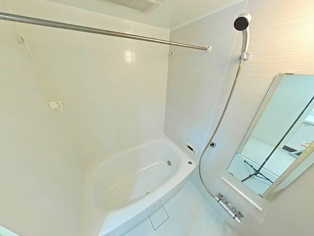 アルファステイツ大学病院通りの浴室|浴室乾燥機付きです。天気の悪い日もお洗濯OK！