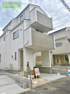 【外観】 | 水廻り集中型　食洗器付き　リビングイン階段　全6棟　3号棟　新井 | 販売現地
カジュアルな外観です♪