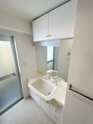 【独立洗面台】 | あさかヴィレッジパティオ棟 | 独立洗面台、小物を置くことができて便利です