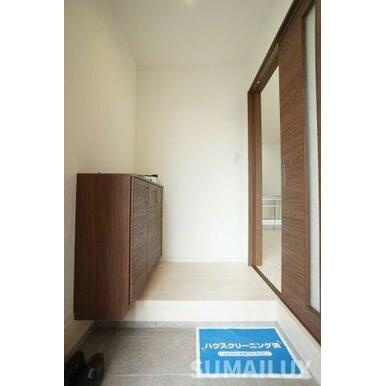 国府４丁目貸家の玄関