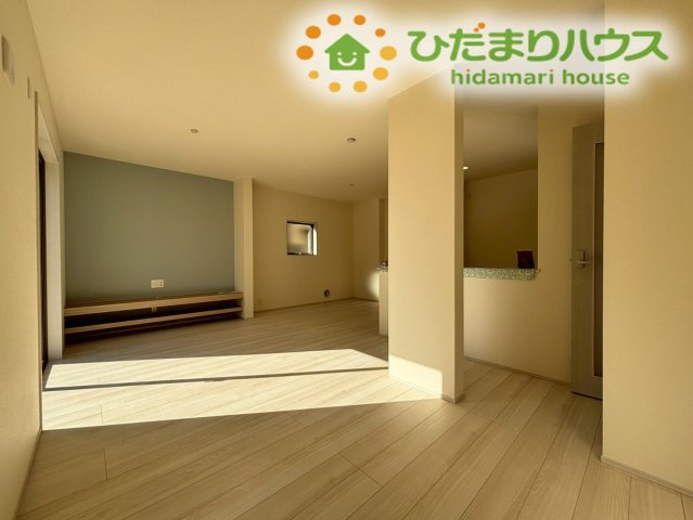 嵐山町志賀　第2　新築一戸建て　リーブルガーデン　01の居間・リビング|奥行きを感じる開放的なLDKです！
チュラルな色味のフローリングは、どんなインテリアとも相性が良く、お好みの家具を置いて自分らしい空間を作れますね♪