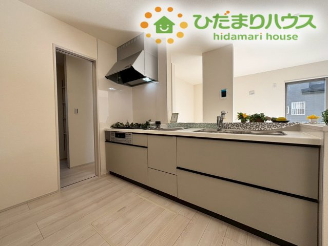 嵐山町志賀　第2　新築一戸建て　リーブルガーデン　01のキッチン|広々としたシステムキッチンでお料理も効率よく進められます☆
スライド収納は奥の物まで取り出しやすくて便利です！