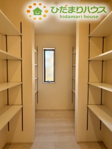 嵐山町志賀　第2　新築一戸建て　リーブルガーデン　01の収納|キッチン横に設置された可動棚収納です！
食品のストックやお菓子、普段使わない調理家電などをまとめて保管できます。