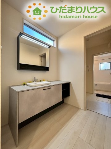 嵐山町志賀　第2　新築一戸建て　リーブルガーデン　01の独立洗面台|ゆとりのある洗面スペースで朝の洗顔や衣類の予洗いもスムーズに行えます◎
足元の収納スペースには洗剤やシャンプーのストックを保管できます！