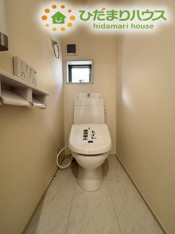 嵐山町志賀　第2　新築一戸建て　リーブルガーデン　01のトイレ|白を基調とした清潔感あふれるトイレ空間です！
温水洗浄便座が標準装備されており、毎日快適に使用できます。