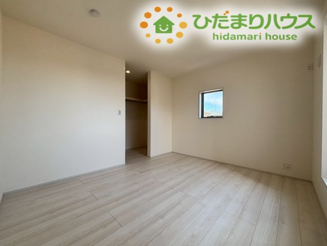 嵐山町志賀　第2　新築一戸建て　リーブルガーデン　01の寝室|バルコニーに面した明るい主寝室です！
ダブルベッドを置いてもゆとりのある広さで、1日の終わりにゆったりとくつろげます。