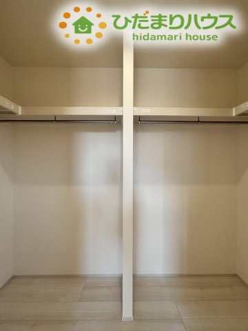 嵐山町志賀　第2　新築一戸建て　リーブルガーデン　01の収納|大容量の収納力を誇るWICです！
ハンガーパイプと枕棚が設置されているので、丈の長い衣類から季節ものの布団まで一括管理できます。