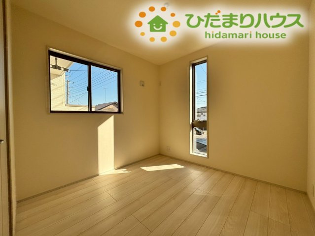 嵐山町志賀　第2　新築一戸建て　リーブルガーデン　01の寝室|2面採光を確保した明るい洋室です！
お子様のお部屋や趣味のスペース、書斎など、用途に合わせて多目的に活用できます。