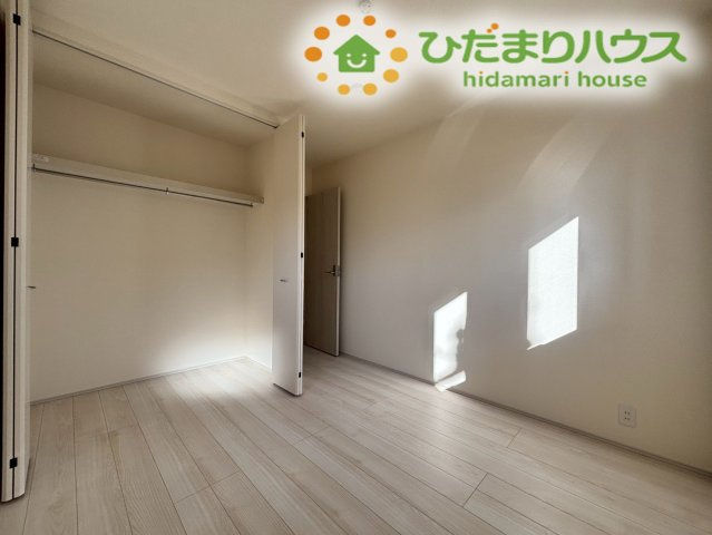 嵐山町志賀　第2　新築一戸建て　リーブルガーデン　01の洋室|お部屋の角に配置されたクローゼットは、開閉時にデッドスペースを作らない設計です！
お子様が自分で着替えや片付けをしやすい高さで、自立心を育む環境としてもぴったりな、使いやすいお部屋です！