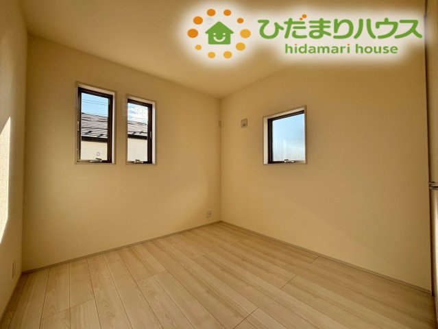 嵐山町志賀　第2　新築一戸建て　リーブルガーデン　01の洋室|高い位置に配置された小窓は、家具の配置を邪魔せずに光と風を取り込むことができます！
プライバシーを守りつつも室内を明るく保てるため、集中して勉強や仕事に取り組みたい時にも最適な環境が整っています♪