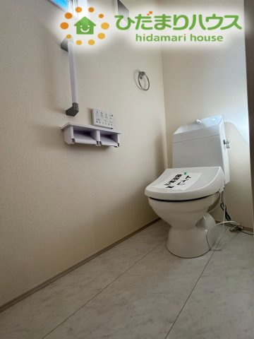 嵐山町志賀　第2　新築一戸建て　リーブルガーデン　01のトイレ|2階にもトイレが完備されているため、朝の準備で混み合う時間帯もスムーズ◎
夜中に目が覚めた時も、1階まで降りる必要がないので安心です。