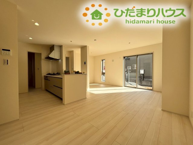 嵐山町志賀　第2　新築一戸建て　リーブルガーデン　01の居間・リビング|ゆとりのある広さのLDKは18帖！
家族が自然と集まり、会話を楽しみながらゆったりとくつろげる空間です(*^-^*)