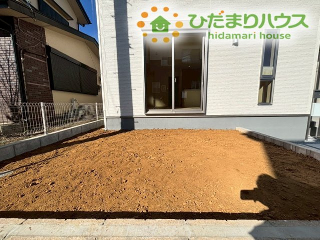 嵐山町志賀　第2　新築一戸建て　リーブルガーデン　01の庭|ガーデニングやちょっとした外遊びも楽しめるお庭スペースです！
日当たりが良いので、季節の草花を育てたり、夏にはお子様のビニールプールを出して遊んだりと、戸建てならではの屋外の楽しみが大きく広がりますね