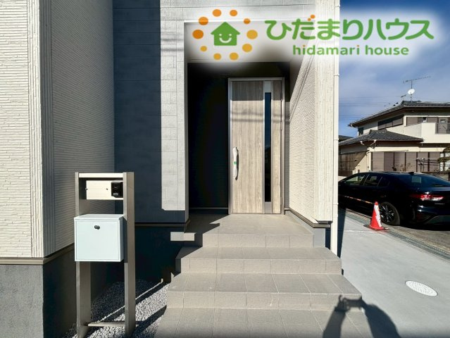 嵐山町志賀　第2　新築一戸建て　リーブルガーデン　01のエントランス|ポーチ部分には階段があり、玄関扉を少し高い位置に配置することで外からの視線を遮る工夫がされています★