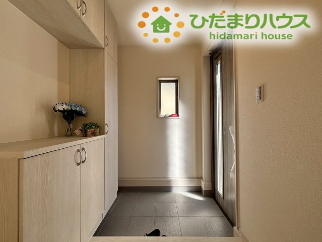 嵐山町志賀　第2　新築一戸建て　リーブルガーデン　01の玄関|収納力のあるシューズボックスは家族全員の靴をスッキリと収納できるため、来客時も綺麗な状態でお迎えできます。
カウンター部分にはお気に入りの雑貨を飾って、季節の演出を楽しむのも素敵ですね！