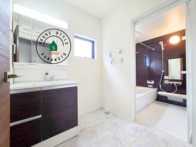 上益城郡益城町広崎第4-2棟(2号棟)の脱衣所|ゆとりの洗面スペースで朝の身支度もスムーズに。暮らしを快適に変えるシャワー付洗面台です！