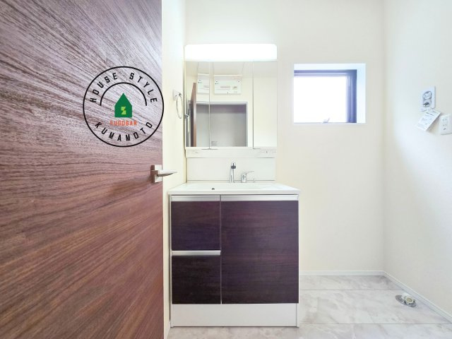 上益城郡益城町広崎第4-2棟(2号棟)の独立洗面台|毎日使うものだから清潔な空間を保ちたい水回り。洗面にはそんな願いを解消させてくれる収納アイデアが満載です。三面鏡の裏側にはキャビネットが現れ小物から背の高い物まで収納できます。