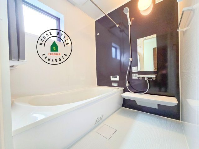 上益城郡益城町広崎第4-2棟(2号棟)の浴室|1日の疲れを癒してくれる広々バスルーム。雨の日のお洗濯にも大活躍な浴室乾燥機付です！