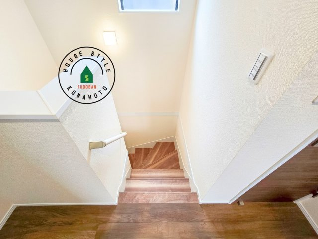 上益城郡益城町広崎第4-2棟(2号棟)の内装|＜手すり付階段＞手すりがないと階段の昇り降りで危険なことはもちろん、壁に手をつきながら歩くことで壁紙が汚れやすくなります。すべての方に快適に昇り降りしていただくため、手すりを設置しました。